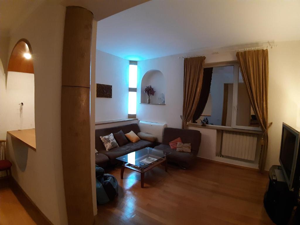 Belleview Apartments room 3