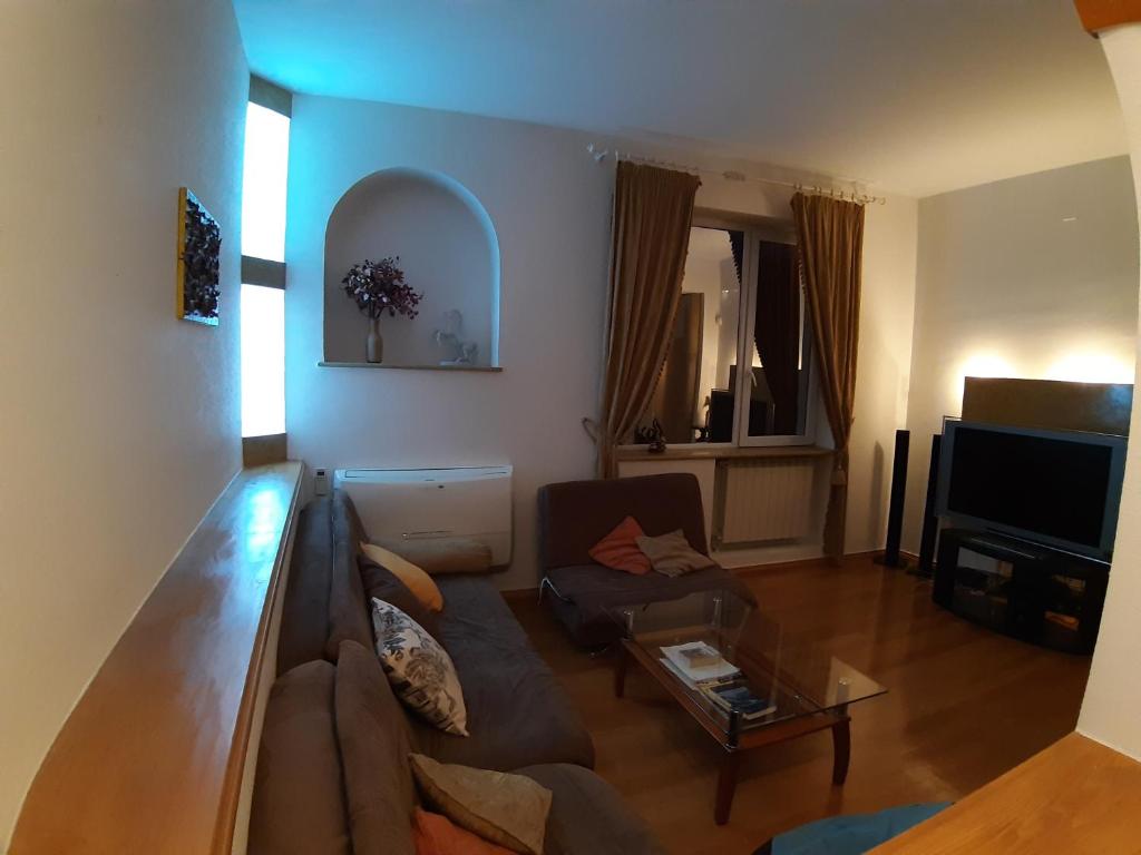 Belleview Apartments room 4