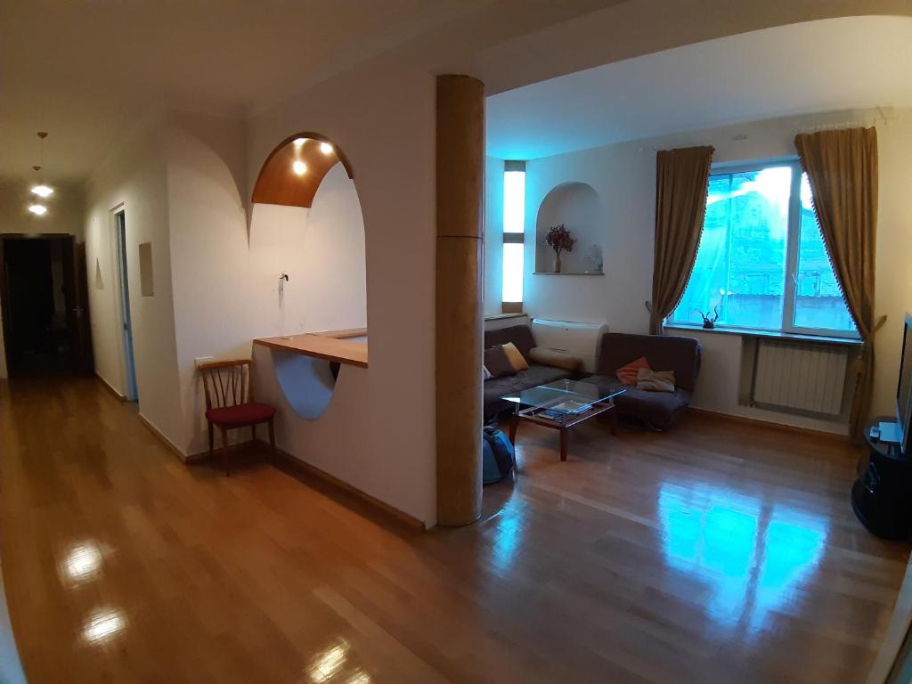 Belleview Apartments room 5